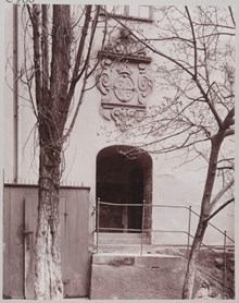 Stenornament ovanför dörr till Kronobageriet, Sibyllegatan 2