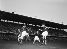 Råsundastadion. Fotbollsmatch mellan AIK och Djurgården