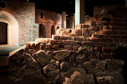 En mur byggd av tegelstenar och stenblock.