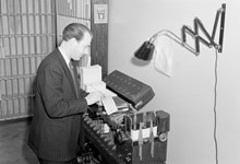 En man med en statistikmaskin på Svenska industritjänstemannaförbundet, Scheelegatan 24