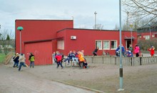Barn leker på gården till Sörgårdsskolan i Kälvesta.