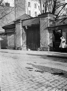 En flicka står vid portalen till Tjärhovsgatan 20, nuvarande 40