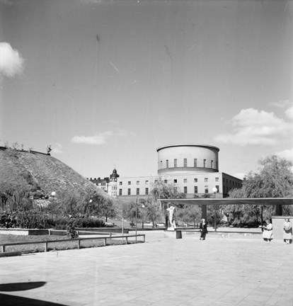 Observatoriekullen syns till vänster om Stadsbiblioteket.