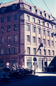 Malmtorgsgatan 10, sett från Brunkebergstorg. T.v. går Herkulesgatan österut. Nuvarande södra delen av Gallerian