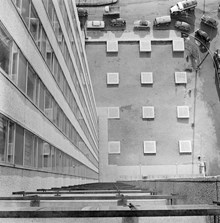 Skattehusets fasad och terrass, fotograferat från fönster högt uppe i byggnaden