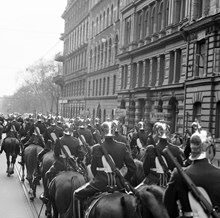 Kronprinsens födelsedag. Vaktparaden (Livgardesskvadronen) rider Sturegatan söderut