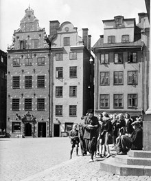 Skolbarn vid Börsens trappa på Stortorget