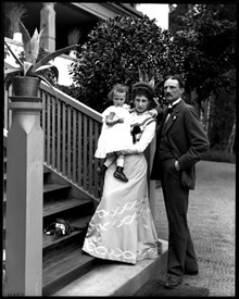 Prins Carl med fru prinsessan Ingeborg och barnet Margareta vid Parkudden på Djurgården