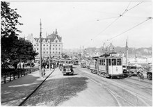 Slussen med den trafikordning som började den 1.4.1922 vid sammankopplingen av norr- och söderlinjerna.  Östra Slussgatan
