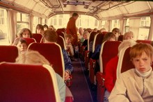 Barnens ö: Barn i buss
