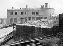 Kv. Järngraven Övra under rivning i juni 1954. I förgrunden Södermalmstorg 26 därefter Västra Slussgatan 10. Kvarteret låg mellan Sjöbergsplan och Södermalmstorg vid ungefär nuvarande Guldfjärdsplan