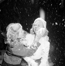 Fröken Ström och Fröken Olofsson kastar snöboll