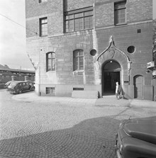 Bryggargatan 18. Del av fasaden med portal