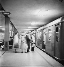 Folk köar för att få kliva på tunnelbanan, mot södra förorterna, vid Medborgarplatsen år 1952