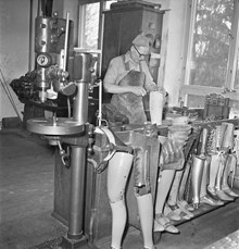 Arbete med proteser på Vanföreanstalten (Norrbackainstitutet) 1951