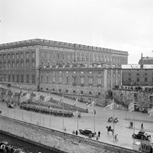 Vakten ur Svea Livgarde marscherar längs Slottskajen. Gustav V:s 85-årsdag, 16 juni 1943