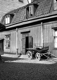 En vagn är uppställd på gårdssidan av Repslagargatan 20, kv. Göta Ark. Nuvarande Repslagargatan 12, kv. Noe Ark