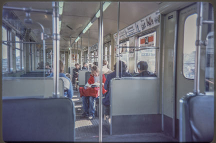 Passagerare i tunnelbanevagn på linje 14 under 1980-talet