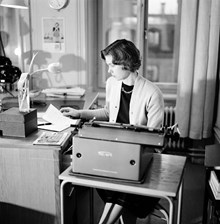 Kvinna vid skrivmaskin på Bonniers förlag, Sveavägen 56