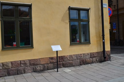 Lars Ardelius litterära skylt vid Munkbron 1.