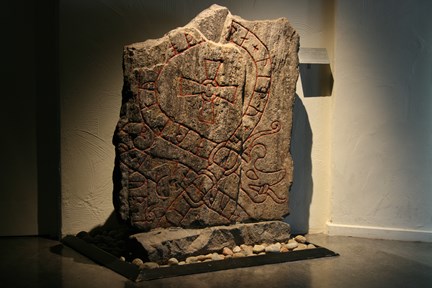 Runsten från Södersluss fotograferad inne på Medeltidsmuseet.