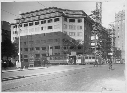 Spårvagnståg passerar hörnet av Sveavägen och Kungsgatan år 1930