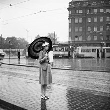 Tegelbacken. En kvinna med paraply