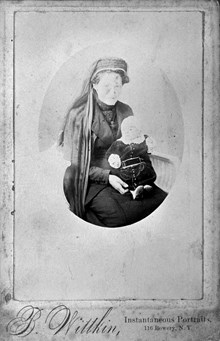 Porträtt av Emilia Gustafsson och sonen Karl-Gustaf i sorgkläder.