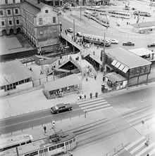 Vy över den ännu ej täckta Slussens T- banestation samt en del av Stadsmuseet. I bakgrunden t.h. Södermalmstorg
