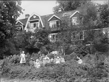 Barn och barnskötare i trädgården till Engelbrekts barnkrubba.