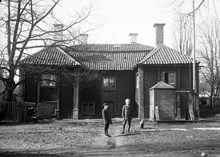 Folkungagatan 29. Två pojkar och en hund på gårdsplanen.  Huset från 1600-talet revs 1896. Här ligger nu Stigbergsparken.