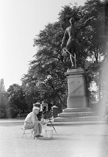 Karl XII:s Torg. Fotograf i Kungsträdgården vid Karl XII:s staty