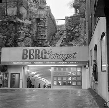 Entrén till skyddsrummet och garaget ""Berg Garaget"", under S:t Johannes kyrkogård. Fotograferat i samband med att det invigdes av ""motorprinsen"", Prins Bertil