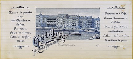 Brevhuvud tryckt i blått och svart, Grand Hotel med vattnet i förgrunden samt text.