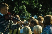 Barnens ö: Man spelar fiol för barn
