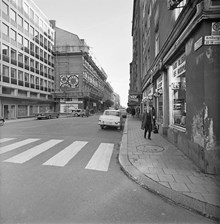 Storgatan sedd österut från Artillerigatan. I bakgrunden t.v. Storgatan 17 och 19 inför rivning