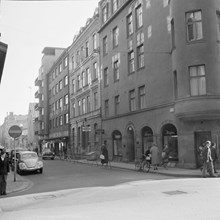 Riddargatan österut från hörnet av Nybrogatan. Närmast Riddargatan 16