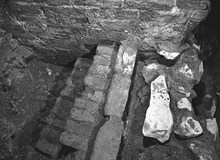 Storkyrkobrinken. Arkeologisk undersökning. Anl. 5. Stenhuskällare, valv under trappa