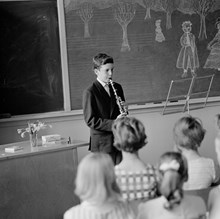 Skolavslutning. Mats Lindgren spelar klarinett. Adolf Fredriks skola.