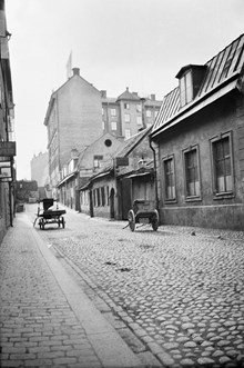 Lutternsgatan 18-26 västerut från Regeringsgatan mot Malmskillnadsgatan. Vid brandgaveln ligger nu Norra Kungstornet. Lutternsgatan urschaktades 1905-1911 och fick namnet Kungsgatan