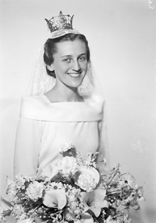 Porträtt av Eva Gyllenstierna (född Svennilson) i brudklänning