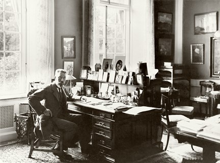 Fotografiet visar prins Eugen som sitter vid sitt skrivbordet i sitt arbetsrum på Waldemarsudde omkring 1920.