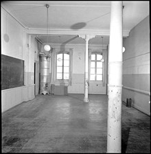 Adolf Fredriks folkskola. Skolsal, 1 tr, med kolonner av gjutjärn