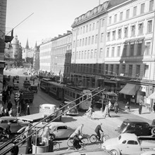 Vasagatan norrut från Kungsgatan. Två poliser står vid en kur i korsningen