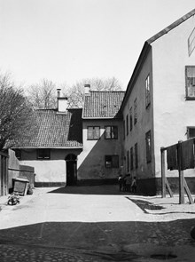 Gårdssidan av Värmdögatan 55 (nu Malmgårdsvägen 55)