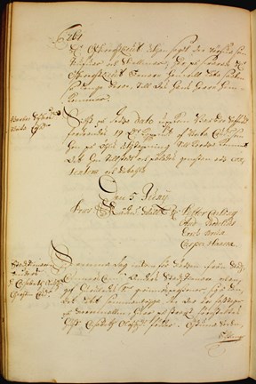 Det femsidiga rättsprotokollet från 1679 som berättar om Elisabeth Olofsdotter som klär sig i manskläder, kallar sig Mats Ersson och gifter sig med en piga. Skrivet med äldre snirklig handstil på gulnat papper. 