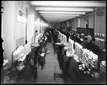 Interiör från tillfällig postlokal i Tekniska skolan nyårsnatten 1900