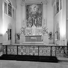 Katolska kyrkans altare med korskrank