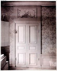 Interiör med dörr och målat dörröverstycke, Adolf Fredriks Torg 1