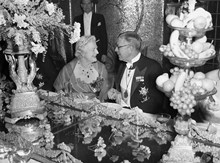 Hantverkargatan 1, Stadshuset. Kung Gustav VI Adolf i samspråk med lady Clementine Churchill under Nobelbanketten